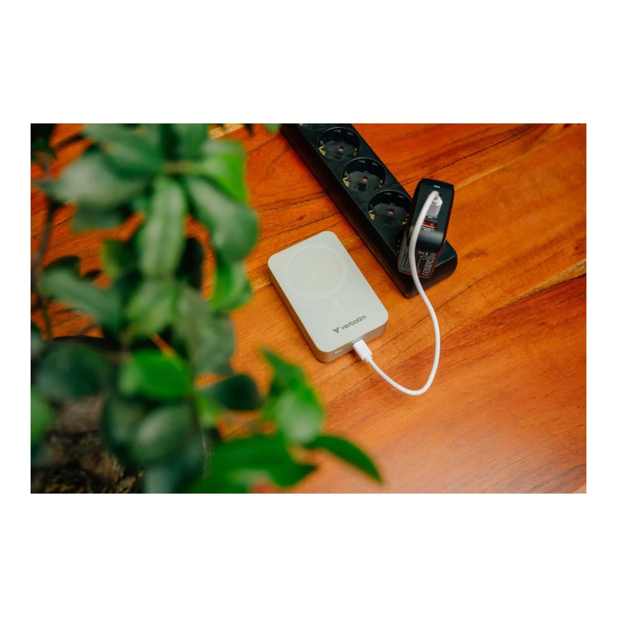 Verbatim Charge n Go Essentials 20000mAh Magnetic Wireless Powerbank Green 32224 - Image 5